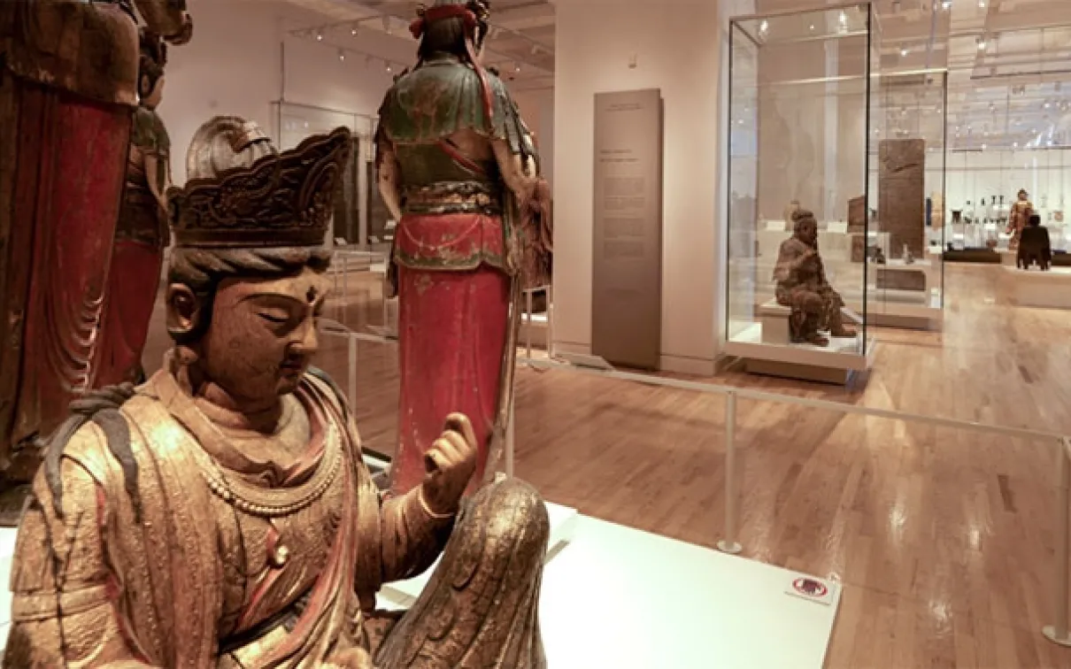 Galerie Bishop White de l'art des temples chinois, présentant des sculptures bouddhistes en bois dans la galerie ROM