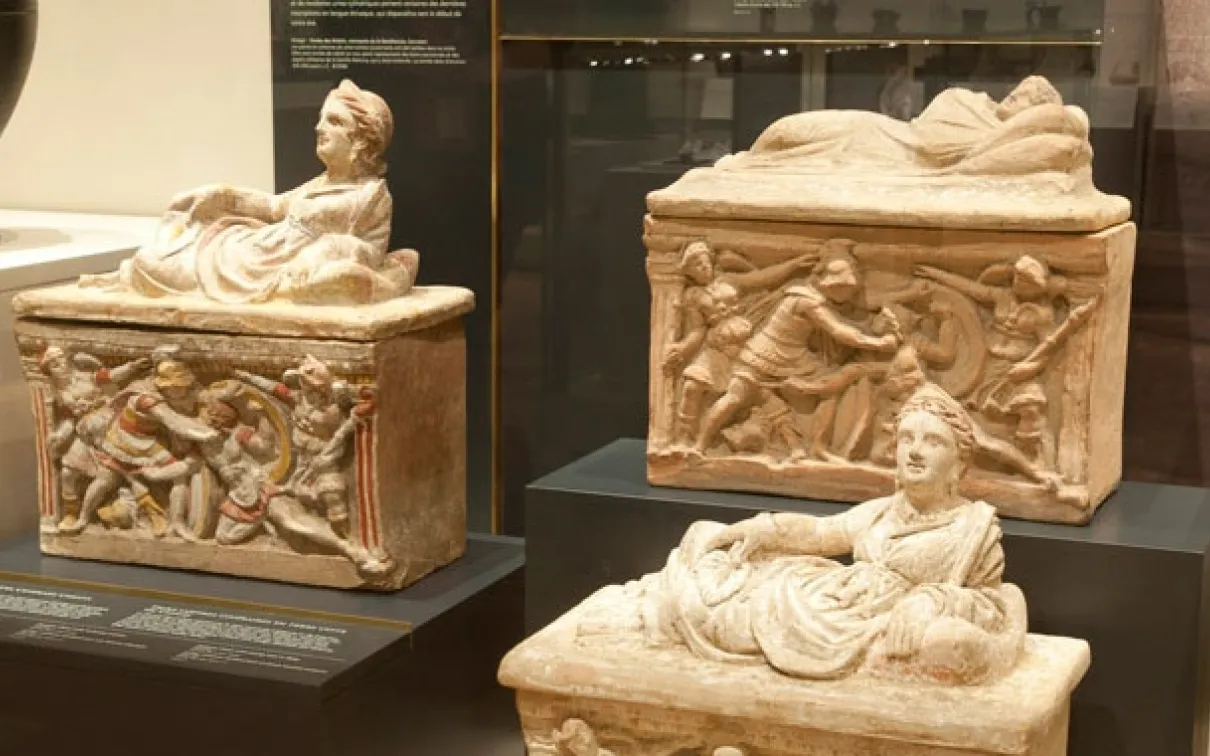 L'exposition Bratty of Etruria présente les Étrusques, une civilisation voisine remontant à 800 ans avant J.-C., dont l'héritage mystérieux comprend des bijoux finement ouvragés et d'intrigants artefacts religieux tels que les coffres funéraires étrusques.