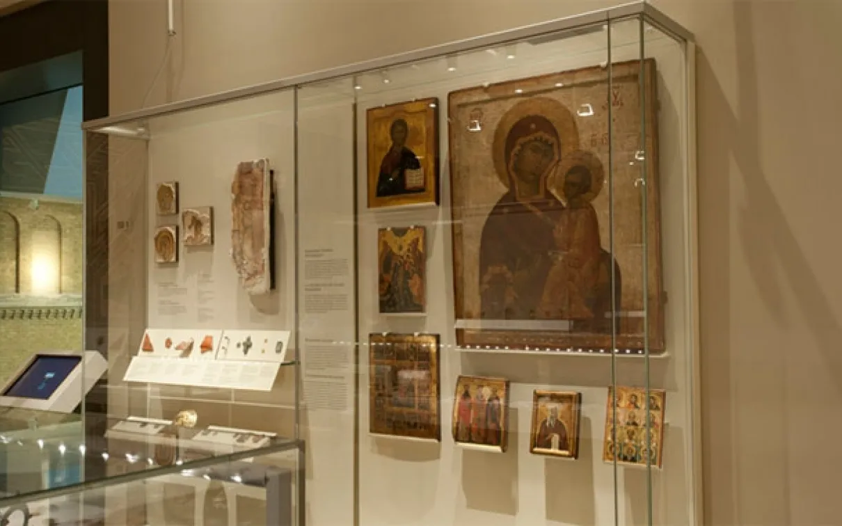 Les icônes, images pieuses d'une divinité, d'un saint ou d'un événement sacré, étaient extrêmement populaires à Byzance. Des icônes orthodoxes dans le style byzantin continuent d'être produites à ce jour