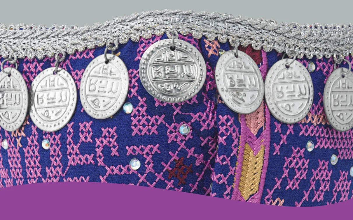 Détail d'un masque en tissu violet brodé, orné de pièces de monnaie et de strass