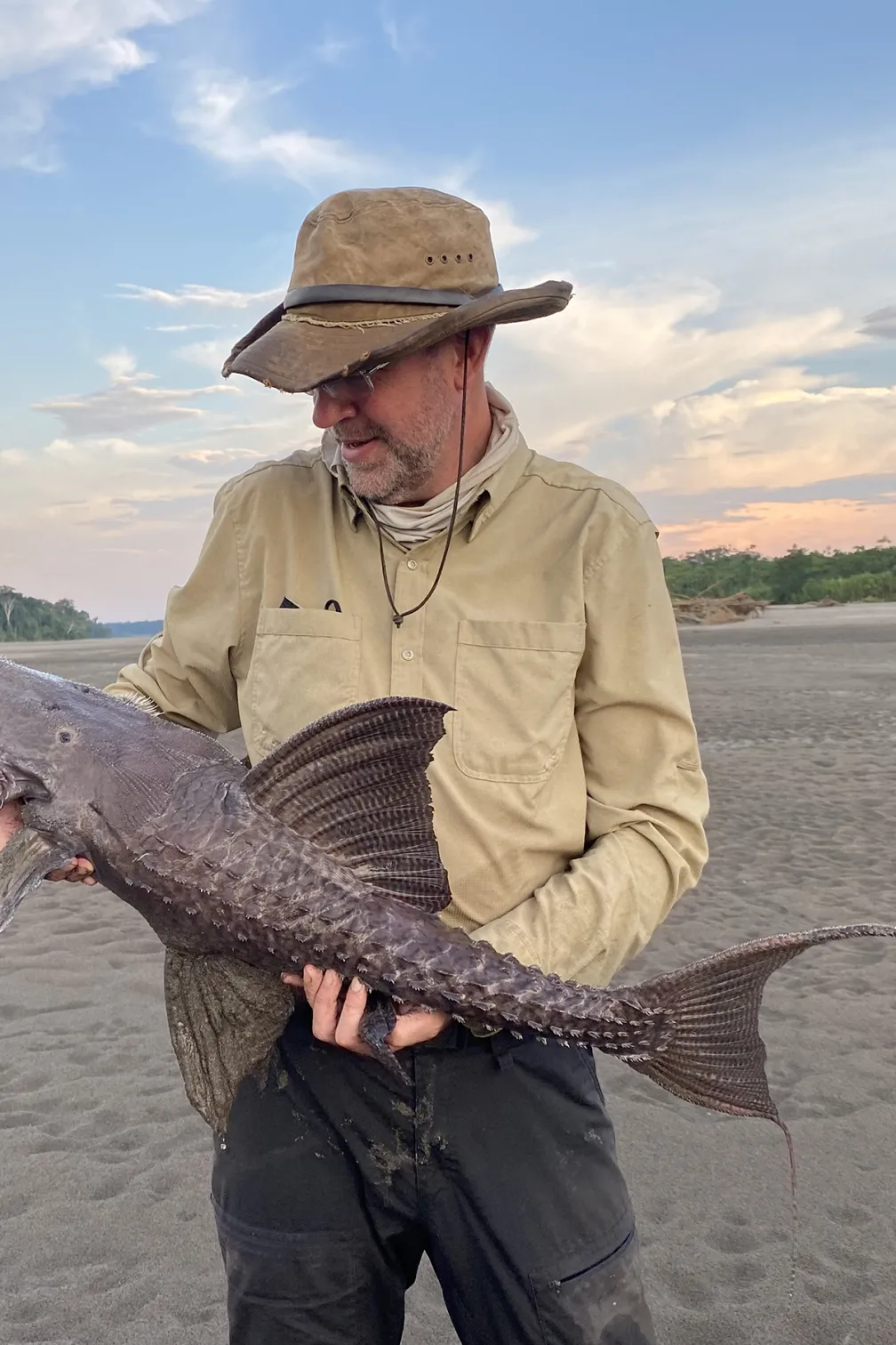 Homme tenant un poisson